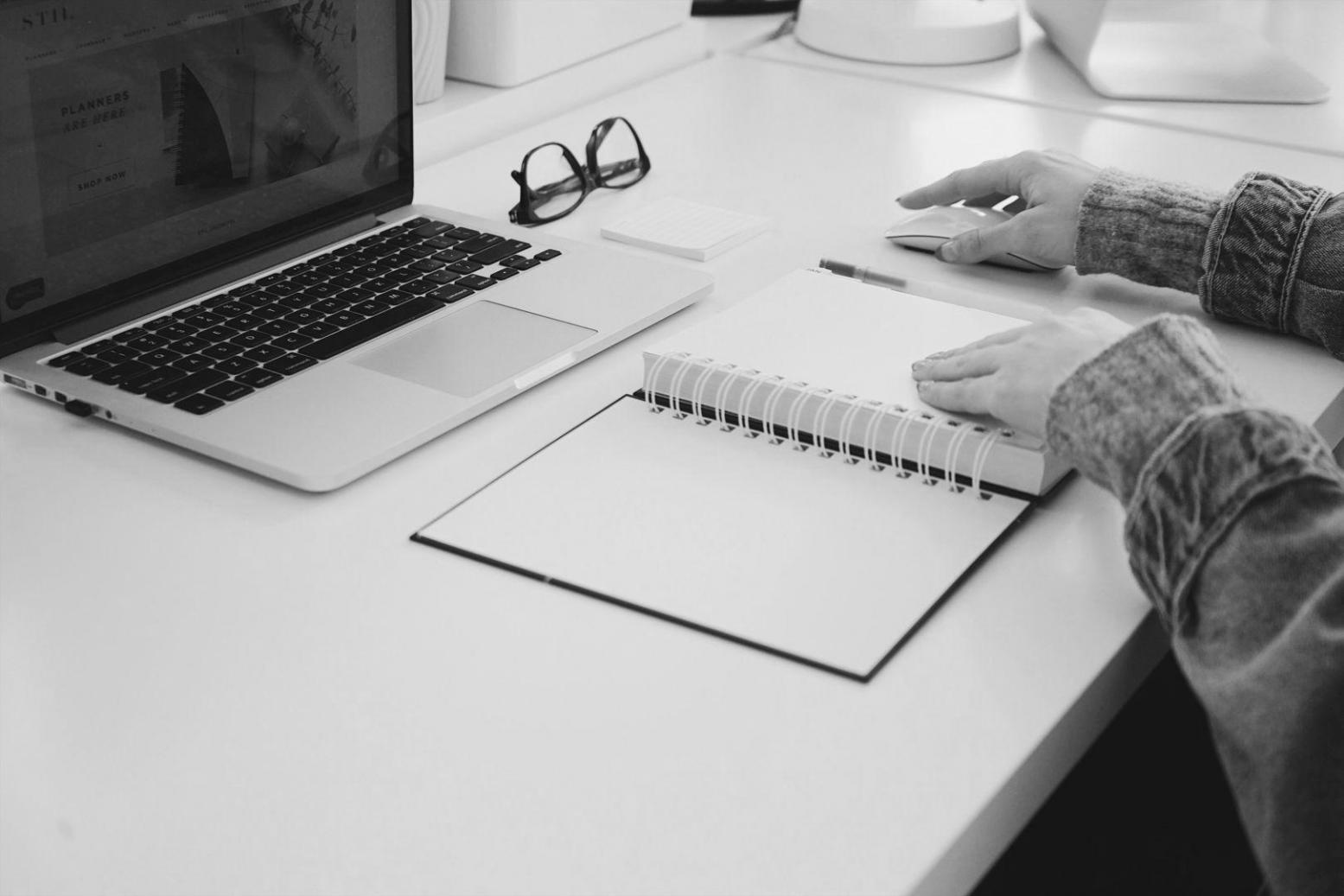 Proceso de análisis y optimización de flujos presupuestarios